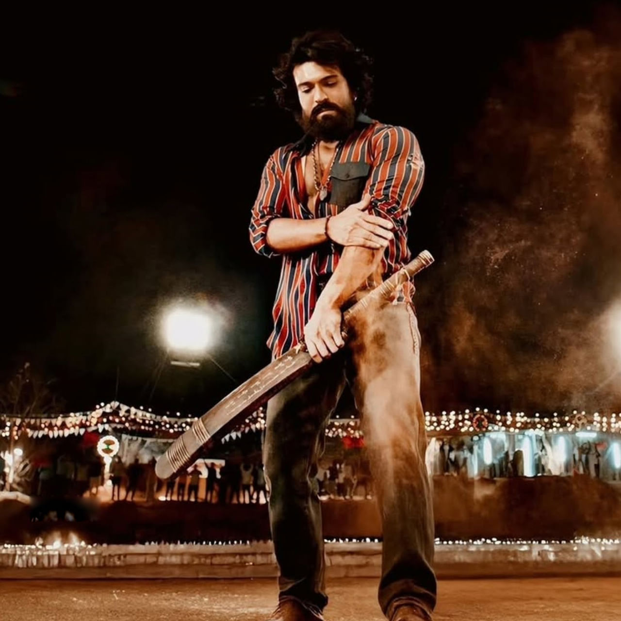 గేమ్ ఛేంజర్ ఫ్లాప్ అయ్యుండొచ్చు కానీ అందులో రామ్ చరణ్ నటనకు మాత్రం మంచి మార్కులు పడ్డాయి. ముఖ్యంగా అప్పన్న పాత్రతో అద్భుతం చేసారు చరణ్. పెద్దిలో తన నట విశ్వరూపం చూపించాలని ఫిక్సయ్యారు మెగా వారసుడు. 