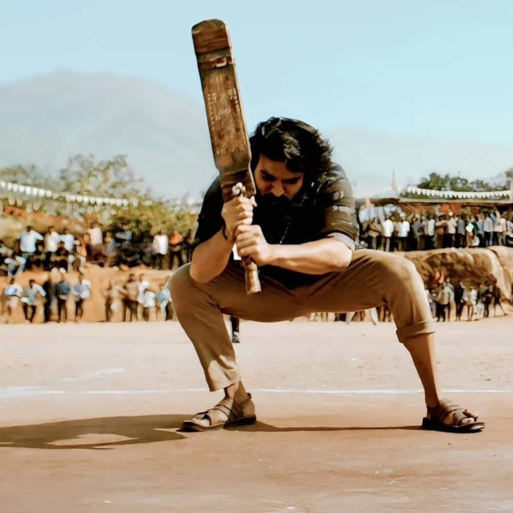 తాజాగా పెద్ది నిర్మాణ సంస్థల్లో ఒకరైన విృద్ధి సినిమాస్ చరణ్కు సంబంధించిన వీడియోను విడుదల చేసారు. అలా ఈ వీడియో రాగానే.. ఇలా క్షణాల్లో వైరల్ అయిపోయింది. అందులో చెర్రీ లుక్స్ మామూలుగా లేవు.. మరోసారి అయ్యప్ప మాలలో దర్శనమిచ్చారు చరణ్.