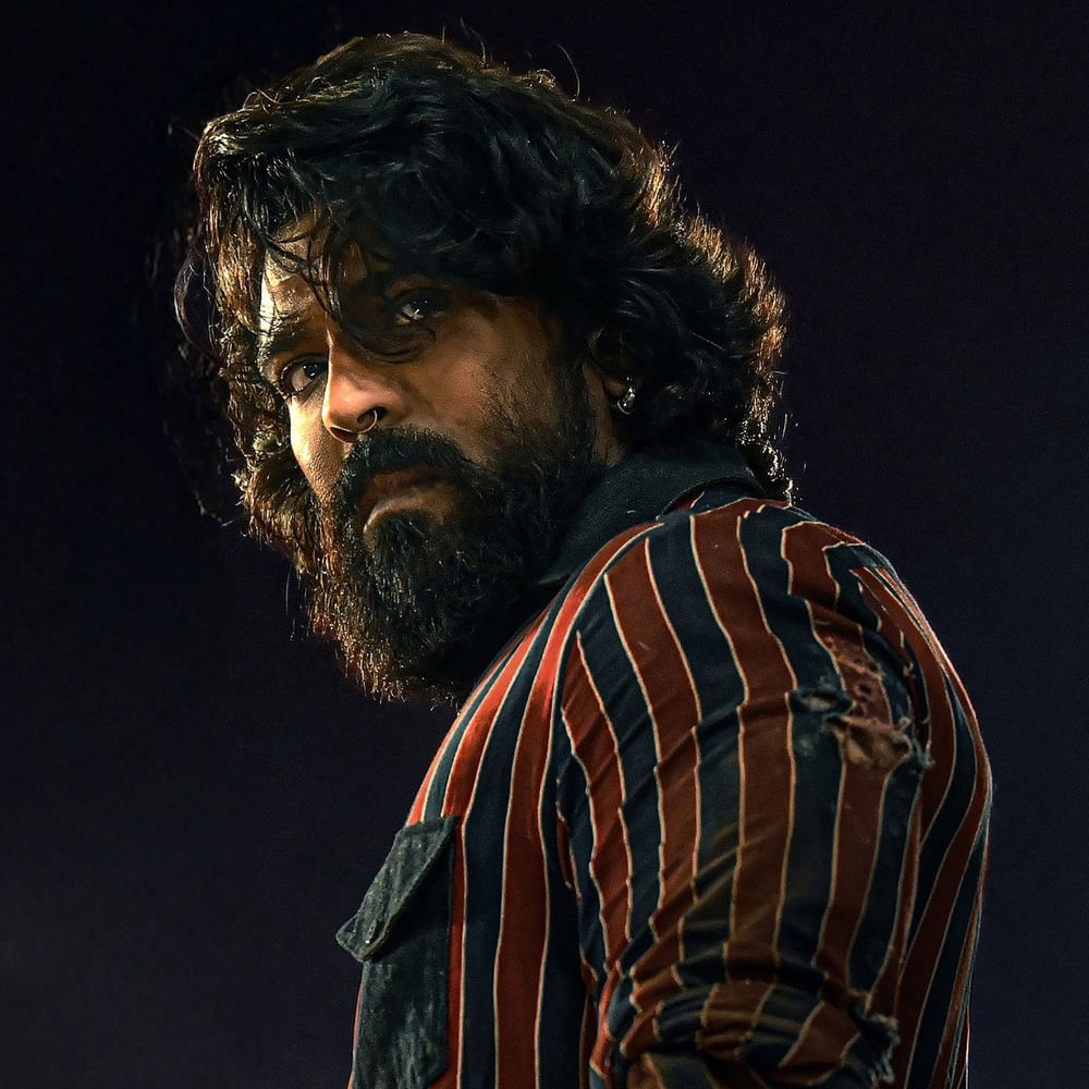 సినీ కార్మికుల సమ్మెకు ఓ పరిష్కారం దొరక్కానే పెద్ది మళ్లీ సెట్స్‌పైకి రానుంది. ఇప్పటికే 50 శాతం షూట్ పూర్తయింది. జాన్వీ కపూర్ హీరోయిన్‌గా నటిస్తున్న ఈ చిత్రంలో మీర్జాపూర్ ఫేమ్ దివ్యేందు కీలక పాత్ర చేస్తున్నారు. మైత్రి మూవీ మేకర్స్, విృద్ధి సినిమాస్, సుకుమార్ రైటింగ్స్ సంయుక్తంగా పెద్ది సినిమాను నిర్మిస్తున్నాయి.