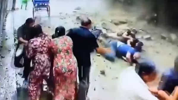 Watch: చూస్తుండగానే విరిగిపడ్డ కొండచరియలు.. బైక్పై వెళ్తూ తృటిలో తప్పించుకున్న యువకులు