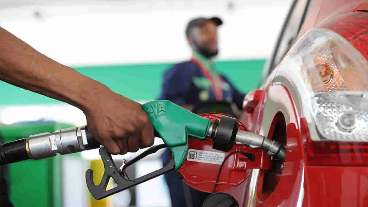 Petrol Price: పెట్రోల్‌ ధరలు తగ్గనున్నాయా..? కారణం ఏంటో తెలుసా..?