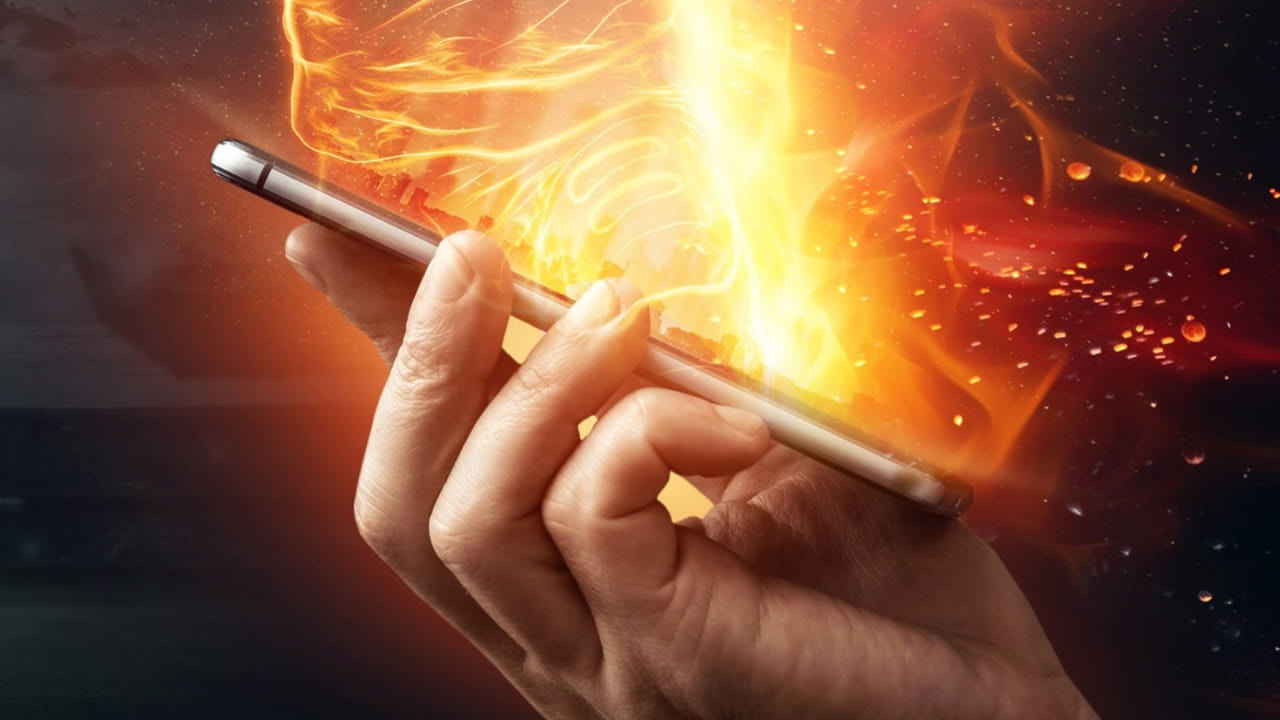 మనం ఇంటర్నెట్‌ వాడుతున్నా, గేమ్స్‌ ఆడుతున్నా.. ఫోన్‌ వేడెక్కి కొన్ని సందర్భాల్లో ఫోన్‌ ఐరన్‌ బాక్స్‌లా మారిపోతుంది. అయినా కూడా అలానే మీరు వాడారో ఇక అంతే సంగతి.. ఎందుకంటే ఓవర్‌ హీట్‌ అయితే మీ ఫోన్‌ పేలిపోవచ్చు. అందుకే మీ ఫోన్‌ను వెంటనే మార్చడం మంచిది.