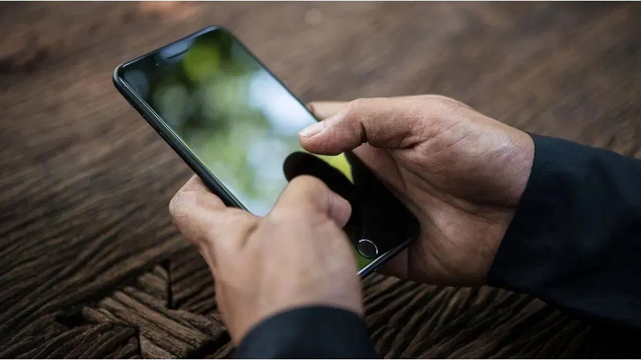 మనం ఫోన్‌ కొని కొన్ని రోజులు వాడిన తర్వాత అది స్లో అయిపోతుంది. ఫోన్‌ వాడేప్పుడు తరచూ హ్యాంగ్‌ అవటం జరుగుతుంది. లాక్‌ ఓపెన్‌ చేసినా లేట్‌గా ఓపెన్‌ కావడం, యాప్స్‌ కూడా లేట్‌గా ఓపెన్‌ కావడం జరుగుతుంది. ఒన్ని సార్లు స్క్రీన్‌ కూడా ఆగిపోతుంది. మీ ఫోన్‌లో ఇలాంటి సంకేతాలు కనిపిస్తే ఫోన్‌ను మార్చాల్సిన సమయం ఆసన్నమైనట్లే.