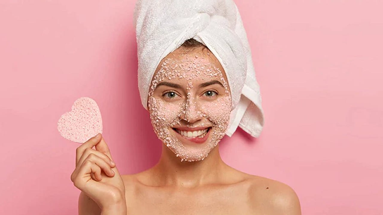 చర్మాన్ని లోపల నుంచి మెరిసేలా చేస్తుంది: మరి ఈ పింక్ సాల్ట్ తో అందం ఎలా రెట్టింపు అవుతుంది అనే కదా ఆలోచిస్తున్నారు. ఈ ఉప్పును ఆహారంలో భాగం చేసుకోవడం వల్ల చర్మంపై ఉన్న బ్యాక్టీరియా, క్రిములు, డెడ్ స్కిన్ సెల్స్ అవేవి పోతాయి. అలాగే చర్మ కణాల మధ్య ఇరుక్కుపోయిన దుమ్ము, ధూళి వంటి వాటిని తొలగిస్తుంది. చర్మాన్ని లోపల నుంచి మెరిసేలా చేస్తుంది హిమాలయ ఉప్పు. అందుకే ఈ రకమైన ఉప్పును తీసుకుంటే అందం కూడా రెట్టింపు అవుతుందని ఆహార నిపుణులు వెల్లడించారు.