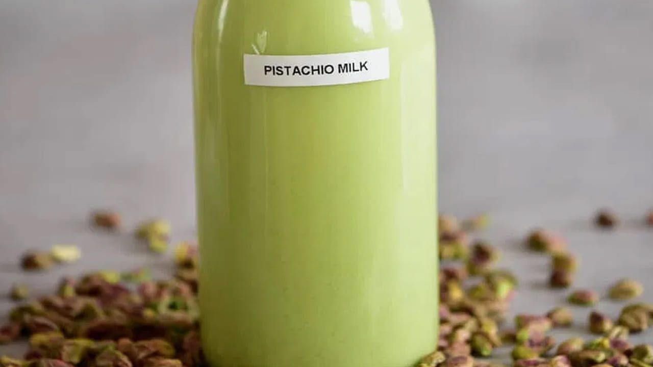 బ్లడ్ షుగర్ కంట్రోల్‌: పిస్తా పాలు కలిపి తీసుకోవడం వల్ల మధుమేహ వ్యాధిగ్రస్తులకు మేలు జరుగుతుంది. పాలలో ఉడకబెట్టిన లేదా నానబెట్టిన పిస్తా పప్పులను తినడం వల్ల రక్తంలో చక్కెర స్థాయి అదుపులో ఉంటుంది. అలాగే అనేక రకాల పోషకాలు అందడం వల్ల దృఢంగా ఉండగలుగుతారు.