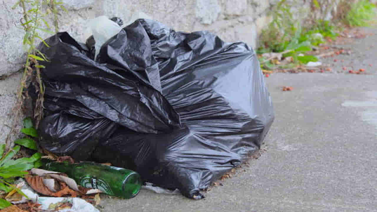 రోడ్డు పక్కన అనుమానాస్పదంగా 7 ప్లాస్టిక్ సంచులు.. దుర్వాసన రావడంతో వెళ్లి చూడగా..