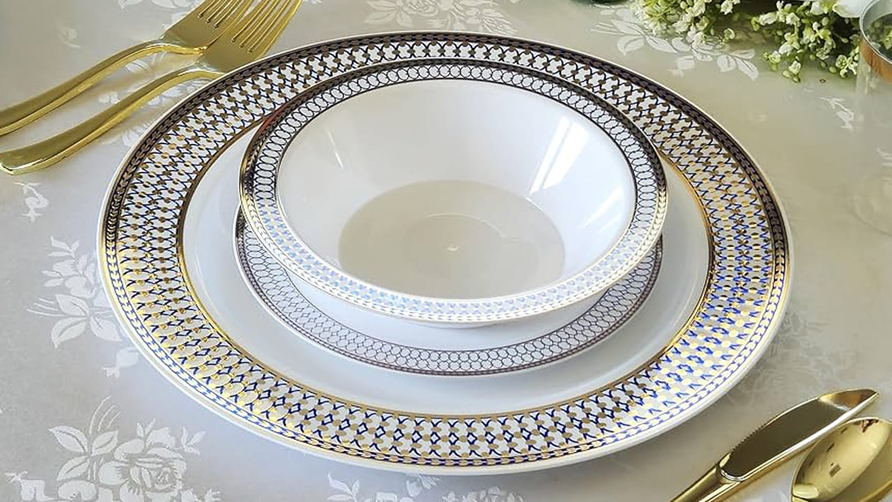 కరోనా వచ్చిన తర్వాత నుంచి చాలా మంది ఇప్పటికీ హ్యాండ్ శానిటైజర్స్ ఉపయోగిస్తూ ఉంటున్నారు. వీటిని వాడటం మంచిదే. అయితే వీటితో ప్లాస్టిక్ వస్తువులపై పడ్డ మరకల్ని ఈజీగా తొలగించుకోవచ్చు. ఒక గంట సేపు శానిటైజర్ కలిపిన గోరు వెచ్చటి నీటిలో నానబెట్టండి. ఆ తర్వాత సబ్బుతో రుద్ది కడగాలి. ఇలా చేస్తే ప్లాస్టిక్ వస్తువులపై పడ్డ మరకలు ఈజీగానే పోతాయి.