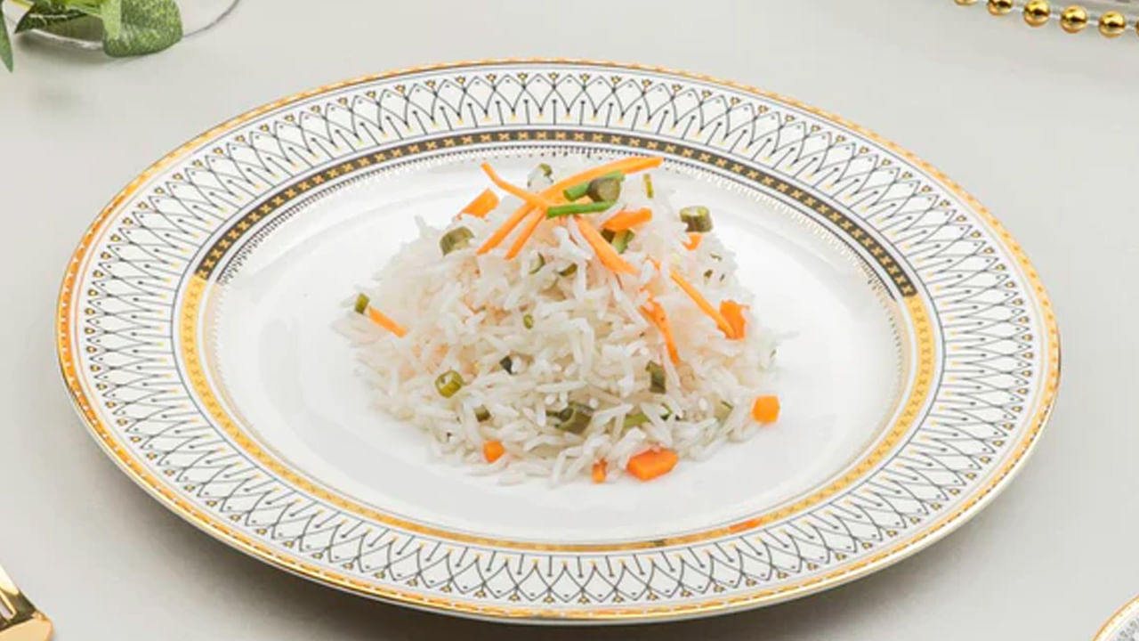 అయితే ప్లాస్టిక్లో కూడా భూమిలో త్వరగా కరిగిపోయే హై క్వాలిటీవి ఉంటాయి. వీటిని ఉపయోగించవచ్చని ఆరోగ్య నిపుణులు చెబుతున్నారు. ఈ ప్లాస్టిక్ వస్తువులపై కూడా ఒక్కోసారి మరకలు పడుతూ ఉంటాయి. వీటిని పోగొట్టాలంటే చాలా కష్టంగా మారుతుంది. కానీ ఇప్పుడు చెప్పే కొన్ని చిట్కాలతో మనం వీటిపై పడ్డ మరకలను ఈజీగా తొలగించుకోవచ్చు. మరి అవేంటో ఇప్పుడు చూద్దాం.