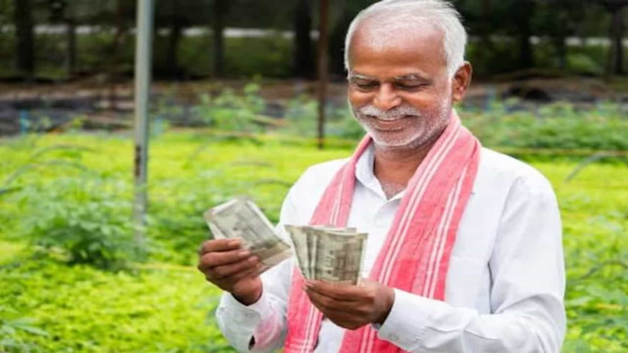 మీరు డబ్బును ఎక్కడ జమ చేయాలి?: ఈ పథకం అతిపెద్ద ప్రయోజనం ఏమిటంటే మీరు ప్రతి నెలా రూ. 55 నుండి 200 వరకు జమ చేయాలి. అది కూడా మీ జేబు నుండి కాదు. ఈ డబ్బు పిఎస్ కిసాన్ సమ్మాన్ నిధి రూ. 6,000 నుండి కట్ అవుతుంది. మీరు 40 సంవత్సరాల వయస్సులో నమోదు చేసుకుంటే మీ నెలవారీ సహకారం రూ. 200 అయితే, సంవత్సరానికి రూ. 2400 వరకు మీ రూ. 6,000 నుండి డెబిట్‌ అవుతుంది. మిగిలిన రూ. 3600 ఖాతాలోకి వస్తాయి. అంటే, మీరు విడిగా ఏమీ చెల్లించాల్సిన అవసరం లేదు. వృద్ధాప్యంలో పెన్షన్ హామీని పొందుతారు. రిజిస్ట్రేషన్ తర్వాత మీకు ప్రత్యేక పెన్షన్ ఐడి నంబర్ లభిస్తుంది. ఇది మీ పెన్షన్ నిష్పత్తిలో ఉంటుంది.