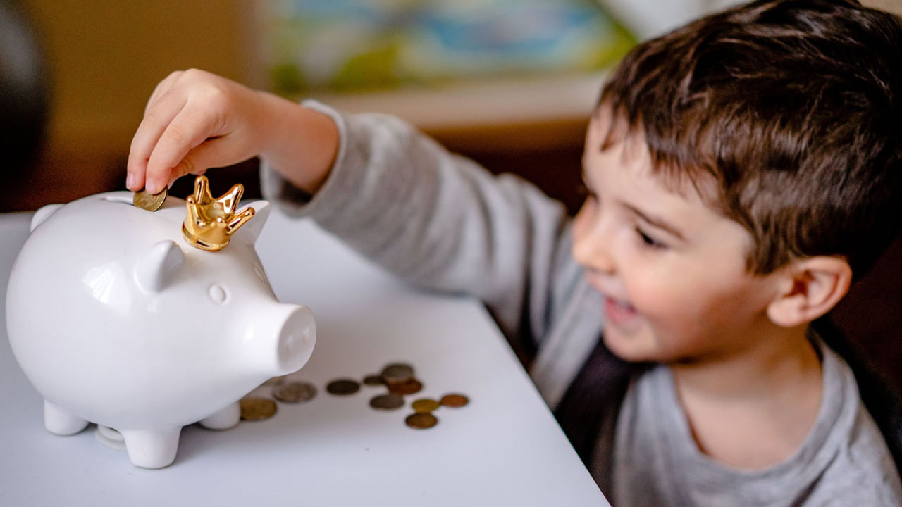  పాకెట్ మనీ వలన పిల్లలు డబ్బును  ఎలా సేవ్ చేసుకోవాలో నేర్చుకుంటారు. చాలా మంది పిల్లలు పాకెట్ మనీ నుండి పొదుపు చేయడం నేర్చుకుంటారు. వారు ఏదైనా పెద్ద వస్తువు కొనడానికి పొదుపు చేసినప్పుడు, వారు డబ్బు విలువను బాగా గ్రహిస్తారు.ఇది వీరికి భవిష్యత్తులో చాలా ఉపయోగపడుతుంది.