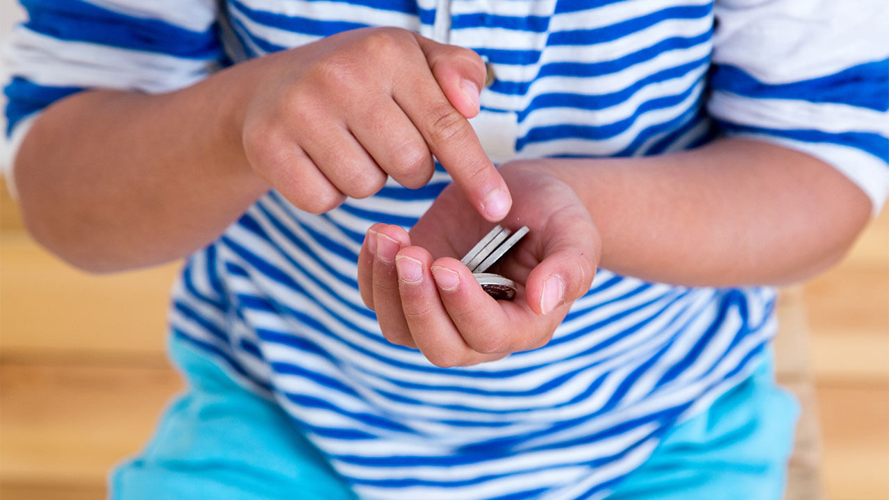 అయితే తల్లిదండ్రులు తమ పిల్లలకు పాకెట్ మనీ ఇవ్వడం చాలా మంచిదంటున్నారు నిపుణులు. దీని వలన పిల్లలు తమ డబ్బుతో వస్తువులు కొనేటప్పుడు డబ్బు విలువ తెలుసుకుంటారు. డబ్బు ఖర్చు చేసేముందు ఆలోచిస్తుంటారు. ఇది వారిని అనవసర ఖర్చుల నుంచి కాపాడుతుంది. భవిష్యత్తులో వారిని ఆర్థికంగా బాధ్యతాయుతంగా చేస్తుందంట.