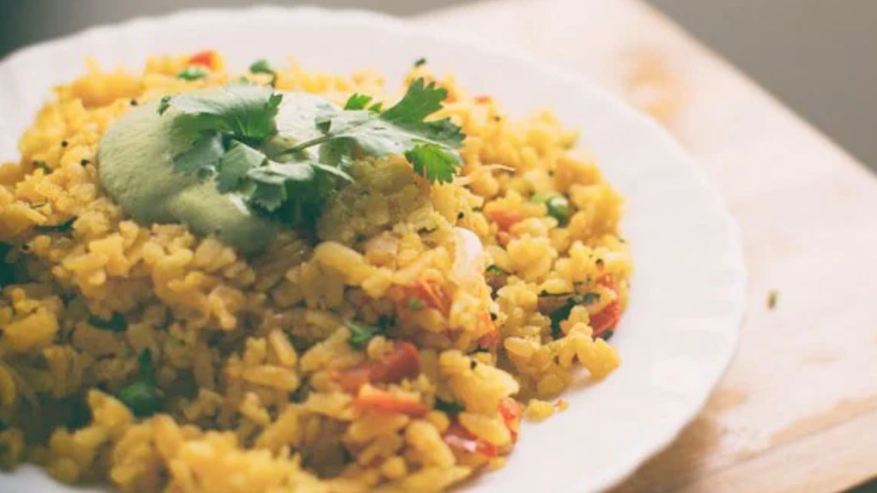 అటుకుల ఉప్మా.. ఉల్లిపాయలు, బఠానీలు, ఇతర కూరగాయలు కలిపి చేసే అటుకుల ఉప్మా త్వరగా జీర్ణమవుతుంది. దీని వల్ల ఎక్కువసేపు కడుపు నిండిన భావన ఉంటుంది.