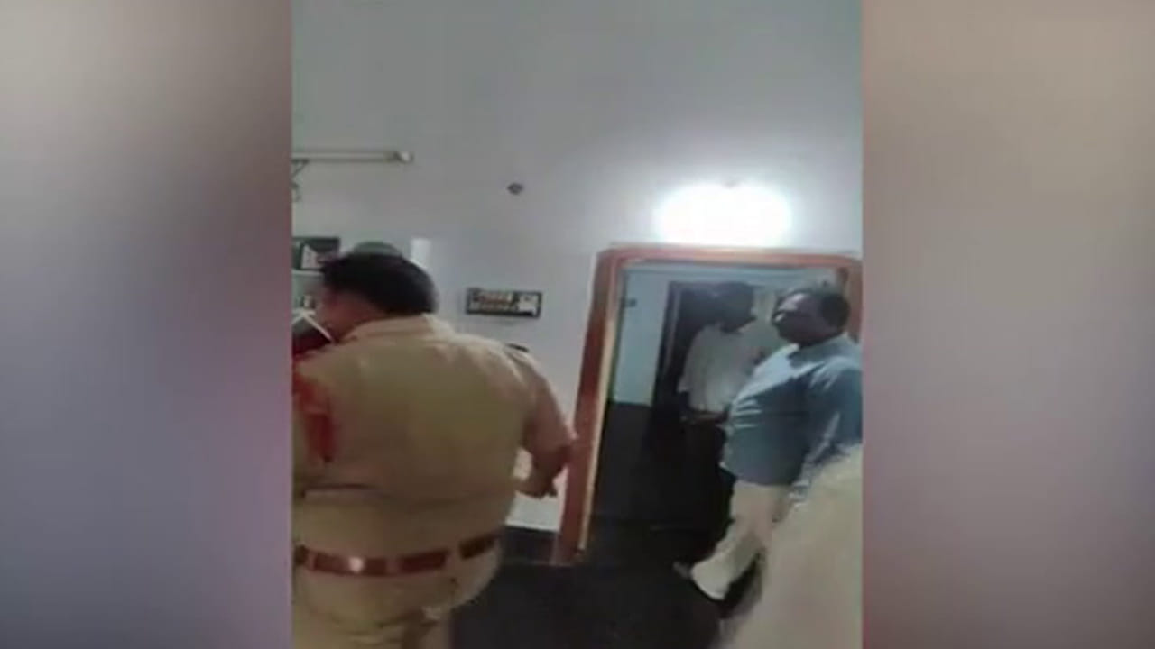 East Godavari: ఆహా.. భలే దొరికార్రా... ఏకంగా ఒక ఇంటినే తీసుకుని సెటప్ చేశారుగా