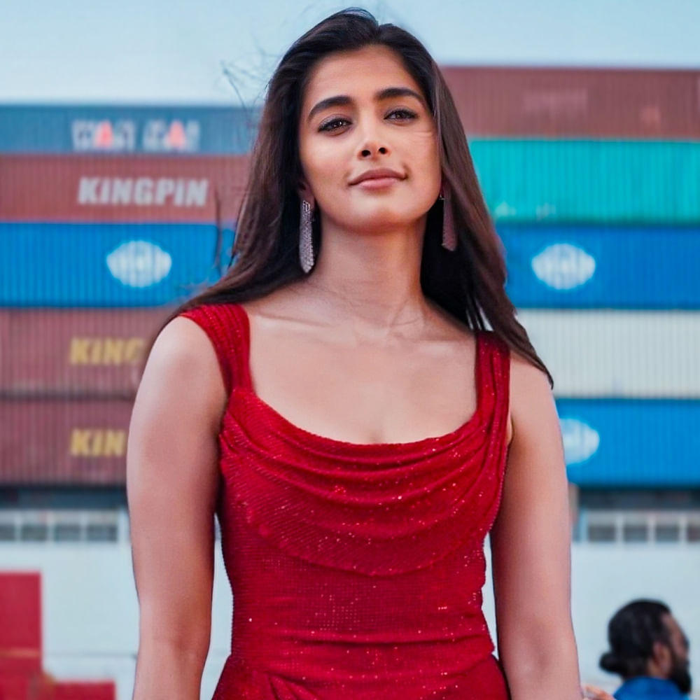 ఓ టైమ్లో ఏ సినిమాకు డేట్స్ ఇవ్వాలో కూడా తెలియనంత బిజీగా ఉన్న పూజా హెగ్డే.. ఇప్పుడు ఏ సినిమాకు డేట్స్ ఇద్దామా అని వేచి చూస్తున్నారు. హీరోయిన్గా కమిటైన పూరీ జగన్నాథ్ జనగణమనతో పాటు గాంజా శంకర్ సినిమాలు ఆగిపోవడం.. కార్తిక్ దండు, చైతూ సినిమా నుంచి తప్పించడంతో పూజా కెరీర్ తెలుగులో పూర్తిగా గాడి తప్పింది.