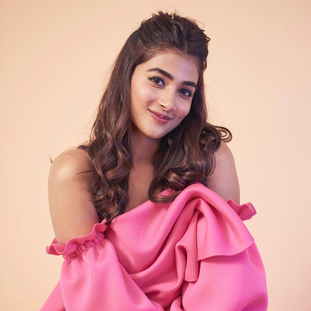 షూటింగ్ ఎక్స్‌పీరియన్స్‌, అవుట్‌పుట్‌ చూశాక ఈ సాంగ్ ఇంతపెద్ద సక్సెస్ అవుతుందని ముందే ఫిక్స్ అయ్యామన్నారు బుట్టబొమ్మ.అయితే రీసెంట్‌గా పూజ నటించిన మరో పాట కూడా అదే రేంజ్‌లో ట్రెండ్ అయ్యింది. 
