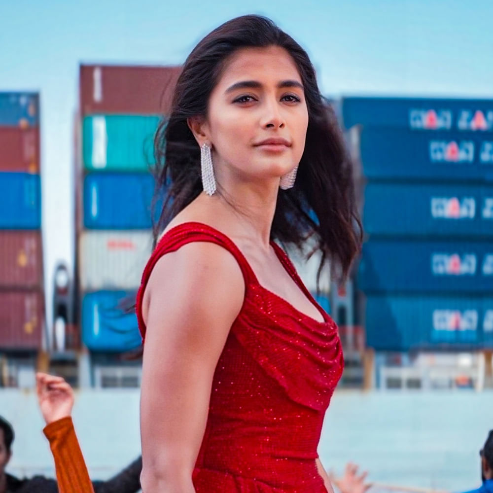 తెలుగులో ఈ మధ్యే ఓ సినిమా సైన్ చేసారు పూజా. దుల్కర్ సల్మాన్తో ఓ సినిమా చేస్తున్నారు.. ఈ మధ్యే సినిమా మొదలైంది. తమిళంలో చాలా బిజీగా ఉన్నారు పూజా. రజినీకాంత్ కూలీ, విజయ్ జన నాయగన్ సినిమాల్లోనూ నటిస్తున్నారు.