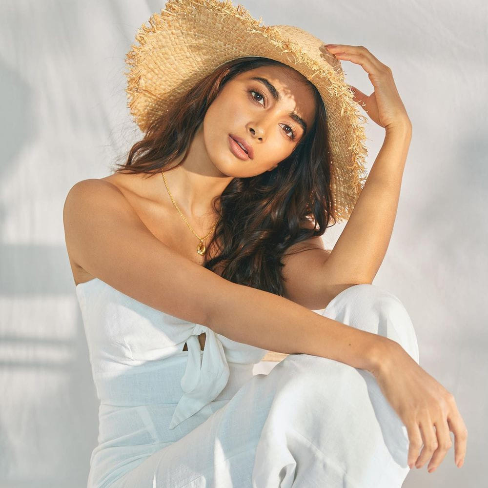 రెట్రో సినిమా కోసం కంపోజ్ చేసిన బుజ్జమ్మ సాంగ్‌ కూడా టాప్‌లో ట్రెండ్ అయ్యింది. ముఖ్యంగా ఈ పాటలో హీరో హీరోయిన్లు చేసిన హుక్ స్టెప్‌కు మిలియన్ల కొద్ది రీల్‌ వచ్చాయి.
