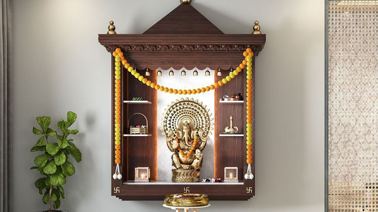 దేవుడి ఫోటోలను చూడటం: నిద్రలేచిన వెంటనే దేవుడి ఫోటోలను చూడటం లేదా ధ్యానం వంటివి చేయడం వల్ల మనలో ఆత్మ విశ్వాసం పెరుగుతుంది. దాంతో పాటు మన మనసు స్థిరంగా ఉంటుంది. ఆ రోజు మొత్తం మనం పాజిటివ్ ఎనర్జీతో ఉంటాము.