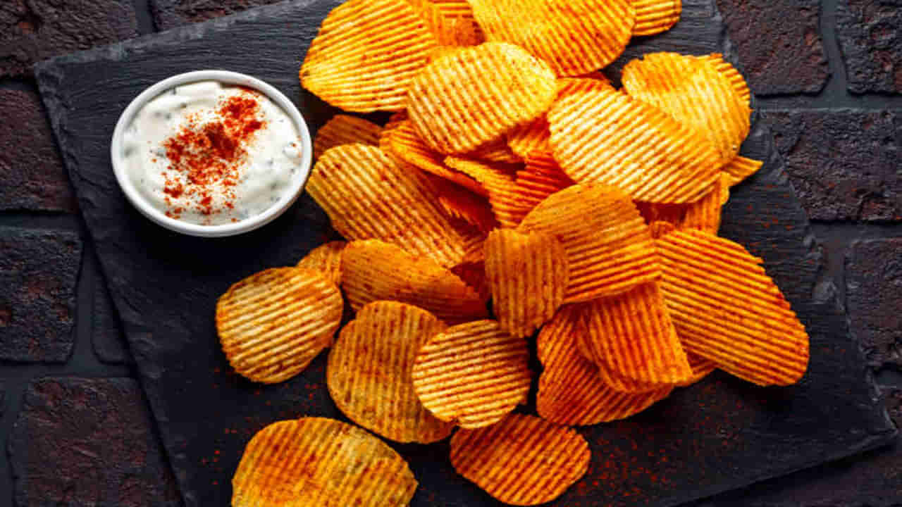 Potato Chips: ఆలూ చిప్స్ ఇష్టమని రోజూ లాగిస్తున్నారా? మీ ఒంట్లో ఏం జరుగుతుందో తెలిస్తే జన్మలో ముట్టుకోరు..