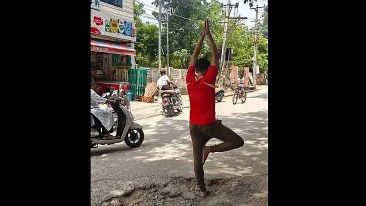 Hyderabad: హైదరాబాద్‌లో నడిరోడ్డుపై వింత ఆసనం వేసిన యువకుడు.. రీజన్ ఏంటంటే..?