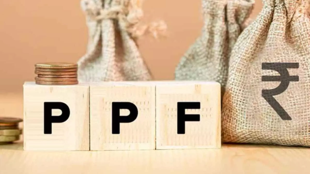 పబ్లిక్ ప్రావిడెంట్ ఫండ్ (PPF): దీని వడ్డీ రేటు సంవత్సరానికి 7.10% ఉంటుంది. ప్రయోజనాలు విషయానికి వస్తే పన్ను రహిత వడ్డీ, 15 సంవత్సరాల లాక్-ఇన్, సెక్షన్ 80C కింద రూ. 1.5 లక్షల వరకు తగ్గింపు. దీర్ఘకాలికంగా సురక్షితం, కాంపౌండింగ్ కారణంగా మంచి రాబడి.