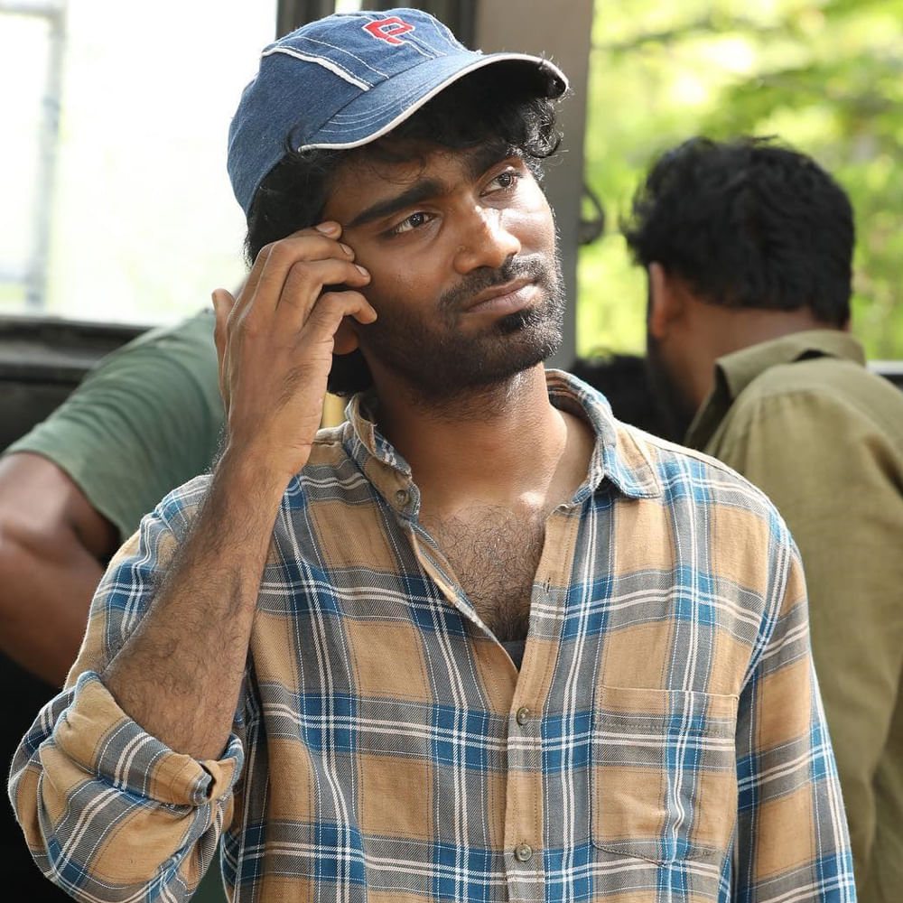 మైత్రి మూవీ మేకర్స్ నిర్మిస్తున్న ఈ సినిమాకు కీర్తిశ్వరన్ దర్శకుడు. మమితా బైజు హీరోయిన్. దివాళికే ఈ సినిమాను విడుదల చేస్తామంటూ ప్రకటించారు మైత్రి మూవీ మేకర్స్. ఒకేరోజు కాకపోయినా.. వారం గ్యాప్‌లోనే ఈ సినిమాలు విడుదల కానున్నాయి. మరి దీన్ని ప్రదీప్ ఎలా బ్యాలెన్స్ చేస్తారో..?