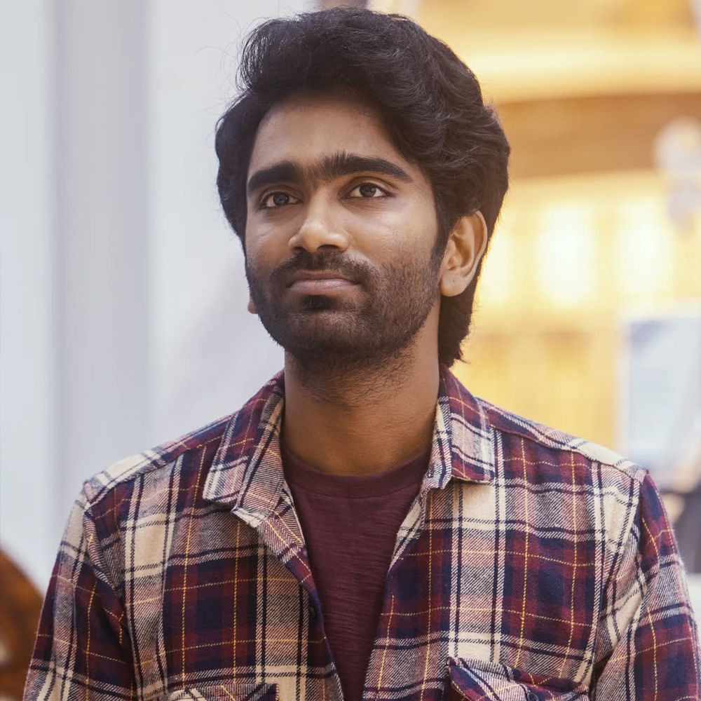 ఈ సినిమాకు నయనతార నిర్మాత. ఇందులో కృతి శెట్టి హీరోయిన్‌గా నటిస్తున్నారు. LIKను అక్టోబర్ 17న విడుదల చేయబోతున్నట్లు ప్రకటించారు మేకర్స్. ఇక్కడే వచ్చింది అసలు సమస్య.. దివాళికి ఆల్రెడీ ప్రదీప్ రంగనాథన్ నటిస్తున్న డ్యూడ్ రిలీజ్ డేట్ లాక్ అయింది. 
