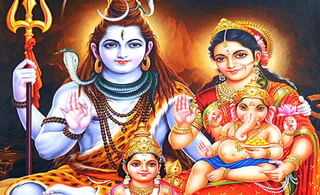 Lord Ganesha: మండపాల్లో వివిధ రూపాల్లో గణపయ్య.. ఆకట్టుకున్న ఆపరేషన్ సిందూర్, ఆపిల్, టెంకాయ గణేశ విగ్రహాలు..