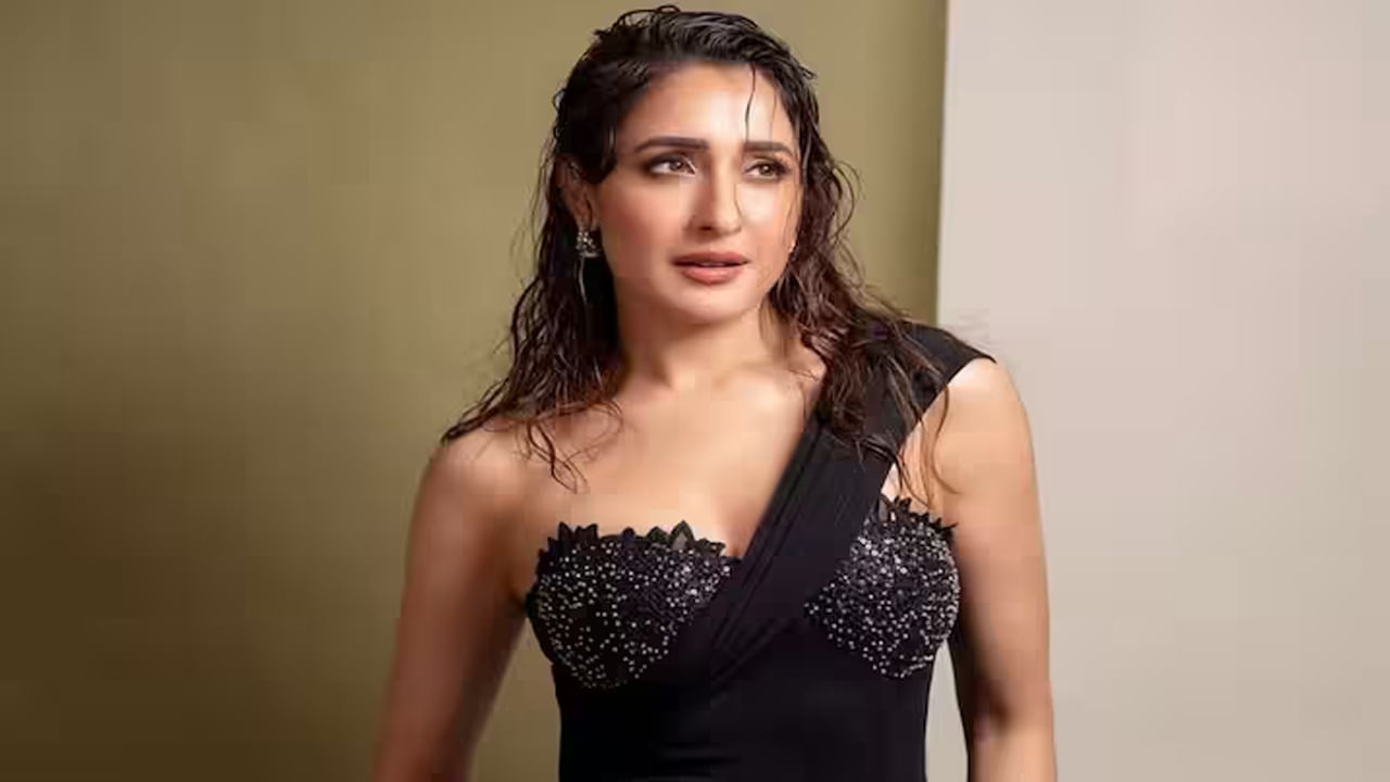 అందాల ముద్దుగుమ్మ ప్రగ్యాజైస్వాల్ గురించి ప్రత్యేకంగా చెప్పాల్సిన పని లేదు. అందం, అభినయం ఈ బ్యూటీ సొంతం.  మిర్చీ లాంటి కుర్రాడు సినిమాతో వెండితెరకు పరిచయమైన ఈ అమ్మడు మొదటి సినిమాతో మంచి క్రేజ్ సొంతం చేసుకుంది. కానీ ఈ మూవీ హిట్ అవ్వకపోవడం, ఈ బ్యూటికి ఊహించిన రేంజ్‌లో ఫేమ్ సంపాదించుకోలేకపోయింది.