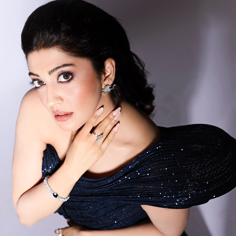 మెయిన్ హీరోయిన్ గా నటించిన ఈ చిన్నది ఆ తర్వాత సెకండ్ హీరోయిన్ గా అవకాశాలు అందుకుంది. ప్రస్తుతం ఈ చిన్నది సినిమాలు గ్యాప్ ఇచ్చింది. పెళ్లైన ఇద్దరు పిల్లలకు తల్లి అయ్యింది ప్రణీత. అయినా కూడా ఈ చిన్నదాని గ్లామర్ ఏ మాత్రం తగ్గలేదు. 