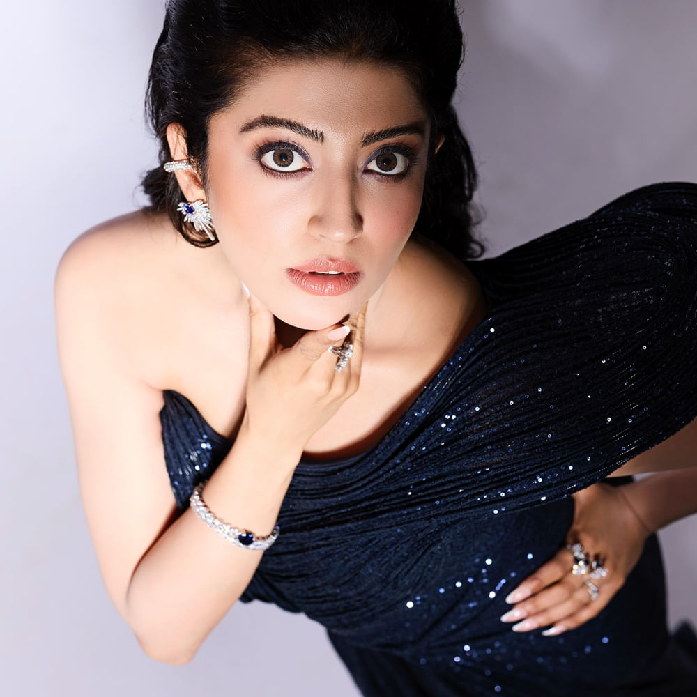 ఏం పిల్లో ఏం పిల్లోడో అనే సినిమాతో టాలీవుడ్ కు పరిచయం అయ్యింది. ఈ చిన్నది ఆతర్వాత వరుసగా అవకాశాలు అందుకుంది. క్రేజీ మూవీస్ లో నటించి ప్రేక్షకులను  మెప్పించింది. అందం అభినయం రెండింటితో క్రేజ్ సొంతం చేసుకుంది ఈ ముద్దుగుమ్మ. 