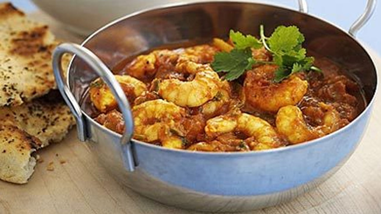 షెల్ఫిష్ అలెర్జీ: షెల్ఫిష్ అలెర్జీలు అత్యంత సాధారణ ఆహార అలెర్జీలలో ఒకటి. దురద, దద్దుర్లు ఈ సమస్య లక్షణాలు. ఇది తీవ్రమైతే, శ్వాస తీసుకోవడంలో ఇబ్బంది, అనాఫిలాక్సిస్ వంటి సమస్యలు ఉంటాయి. అలాగే జీర్ణవ్యవస్థ, హృదయనాళ వ్యవస్థను కూడా ప్రభావితం చేస్తాయి. మీకు షెల్ఫిష్ అలెర్జీ ఉంటే రొయ్యలకు దూరంగా ఉండండి. ఇవి సమస్య తీవ్రం అవ్వడానికి కారణం అవుతాయి.