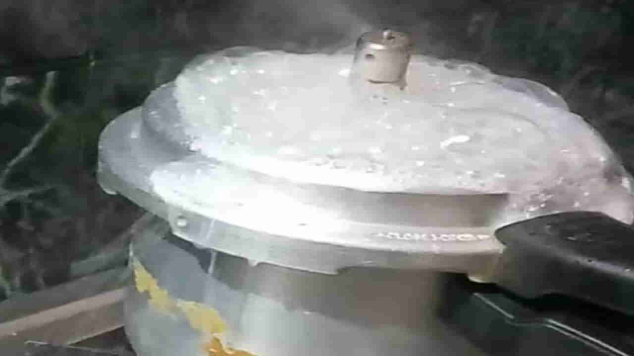 ప్రెజర్ కుక్కర్ నుంచి వాటర్ లీకై కిచెన్ మొత్తం పాడైపోతోందా.. ? ఈ సింపుల్ టిప్స్ పాటిస్తే సరిపోతుంది..