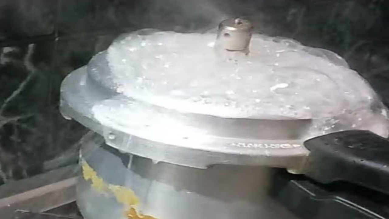 ప్రెజర్ కుక్కర్ నుంచి వాటర్ లీకై కిచెన్ మొత్తం పాడైపోతోందా.. ? ఈ సింపుల్ టిప్స్ పాటిస్తే సరిపోతుంది..