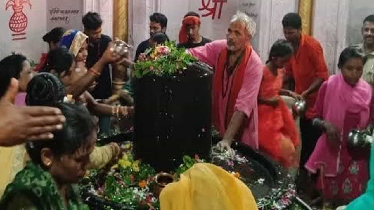 మహాభారత కాలం, పాండవుల వనవాసం
పృథ్వీనాథ ఆలయ కథ మహాభారత కాలం నుంచి ప్రారంభమవుతుంది, పాండవులు వారి వనవాస సమయంలో ఒక సంవత్సరం పాటు అజ్ఞాతవాసం గడిపారు. మహాభారతంలోని 'వనపర్వం ప్రకారం, కౌరవులతో జూదంలో ఓడిపోయిన తర్వాత పాండవులు 12 సంవత్సరాల వనవాసం, 1 సంవత్సరం అజ్ఞాతవాసం చేయాల్సి వచ్చింది. వనవాస సమయంలో తమ గుర్తింపు బయటపడితే.. మళ్ళీ 12 సంవత్సరాల వనవాసం , ఒక ఏడాది అజ్ఞాత వాసం చేయాల్సి ఉంటుంది. ఈ సమయంలో పాండవులు వారి తల్లి కుంతితో కలిసి కౌశల రాష్ట్రంలోని పంచారణ్య ప్రాంతానికి చేరుకున్నారు. దీనిని నేడు గోండా చుట్టుపక్కల ప్రాంతం అని పిలుస్తారు. అప్పట్లో చక్రనగరి లేదా ఏకచక్ర నగరి అని పిలువబడే ఈ ప్రాంతంలో భయంకరమైన రాక్షసుడు బకాసురుడి నివసించేవాడు. అతని భయం స్థానికులకు ఉండేది. బకాసురుడు ప్రతిరోజూ నగరవాసుల నుంచి ఎద్దుల బండి, వంటకాలు, ఒక వ్యక్తిని డిమాండ్ చేసేవాడు. అతను వాటిని తినేవాడు.