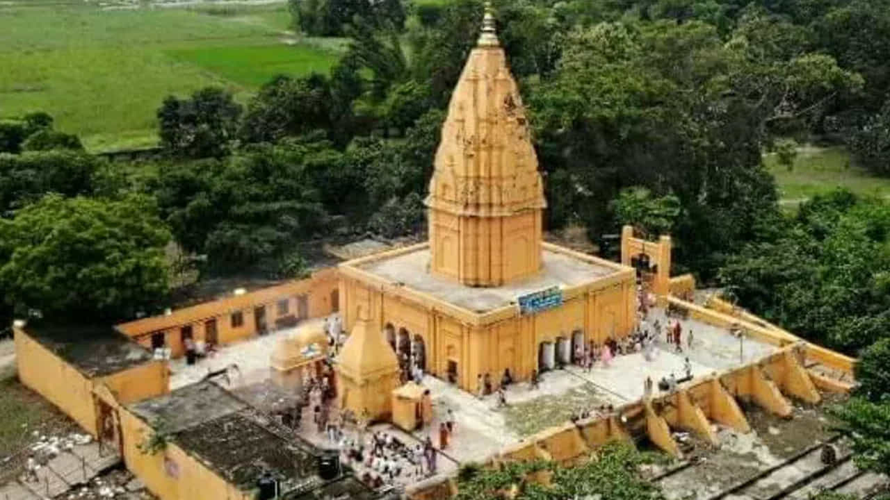 తనకు వచ్చిన కల ప్రకారం పృథ్వీ సింగ్ మర్నాడు అక్కడ తవ్వకాలు చేశాడు. అక్కడ ఒక పెద్ద శివలింగం బయల్పడింది. దీని తరువాత అతను శివలింగాన్ని ఆచారాలతో పూజించడం ప్రారంభించాడు. ఆలయాన్ని నిర్మించాడు. అప్పటి నుంచి ఈ ఆలయం "పృథ్వీనాథ ఆలయం" గా పిలువబడుతుంది. మొఘల్ కాలంలో ఒక జనరల్ కూడా ఈ ఆలయంలో పూజలు చేసి దానిని పునరుద్ధరించాడని చెబుతారు. దీని తరువాత, ఈ ఆలయం మరింత ప్రసిద్ధి చెందింది.