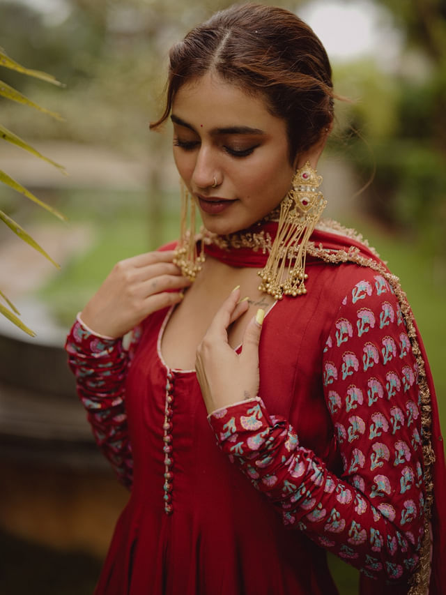 నేను ట్రెండ్ సెట్ చేస్తా అంటున్న ప్రియా ప్రకాష్.. మొదలైన అందాల ఆరబోత