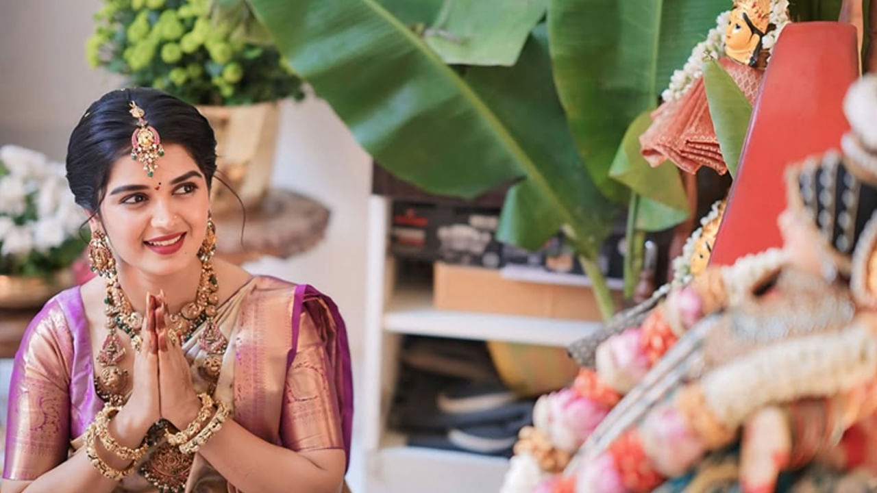 అందాల చిన్న మౌనరాగం ఫేమ్ ప్రియాంక జైన్ గురించి ఎంత చెప్పినా తక్కువే. స్టార్ హీరోయిన్లకు తీసి పోని అదంతో ఈ ముద్దుగుమ్మ నెట్టింట తెగ సందడి చేస్తుంటుంది. ఎప్పుడూ సోషల్ మీడియాలో యాక్టివ్గా ఉంటూ తన ప్రియుడితో ఉన్న ఫొటోస్ షేర్ చేస్తుండేది. కానీ తాజాగా ఈ ముద్దుగుమ్మ వరలక్ష్మీ వ్రతం ఆచరించి, సంప్రదాయ పద్ధతిలో రెడీ అయిన ఫొటోస్ షేర్ చేసింది.