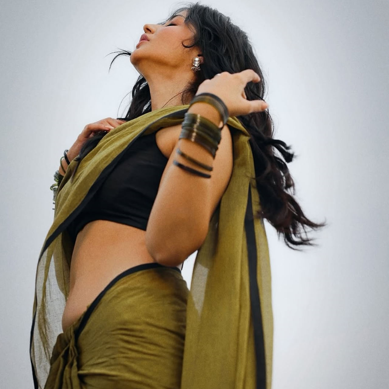 తెలుగు సినిమా ప్రపంచంలో తొలి చిత్రంతోనే కుర్రకారును ఆగం చేసింది. అందం, అభినయంతో మెస్మరైజ్ చేసిన ఈ వయ్యారి.. నటిగా ప్రశంసలు అందుకుంది. కానీ ఆశించిన స్థాయిలో మాత్రం అవకాశాలు అందుకోవడం లేదు. ఫస్ట్ మూవీతోనే హిట్టుకొట్టిన ఈ బ్యూటీకి అంతగా ఆఫర్స్ రావడం లేదు. 