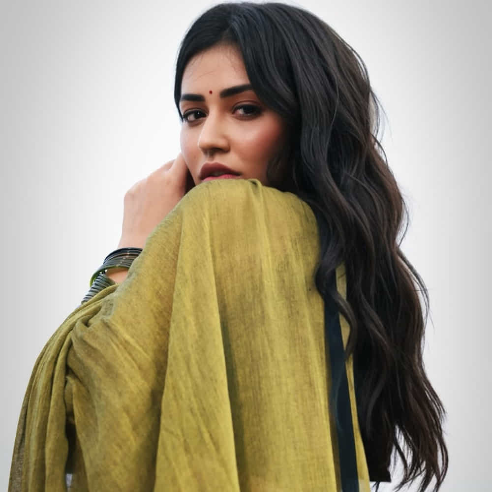 ఆమె మరెవరో కాదు.. హీరోయిన్ ప్రియాంక జవాల్కర్. అనంతపురంకు చెందిన ఈ అమ్మాయి.. విజయ్ దేవరకొండ నటించిన టాక్సీవాలా సినిమాతో కథానాయికగా వెండితెరకు పరిచయమైంది. ఈ సినిమాతో మంచి గుర్తింపు తెచ్చుకున్న ఈ అమ్మడు.. ఆ తర్వాత స్టార్ హీరోయిన్ అవుతుందని అనుకున్నారు. 