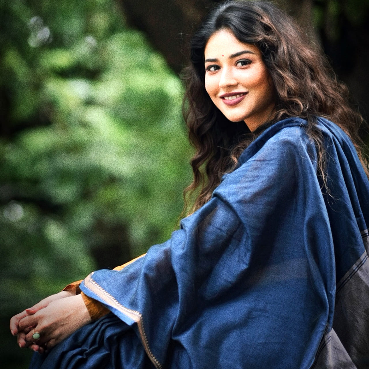 టాలీవుడ్‌లో తెలుగమ్మాయిలు చాలా తక్కువమంది ఉన్నారన్నది అందరికీ తెలిసిన విషయమే. అందులో ఒకరు ప్రియాంక జవాల్కర్. ప్రియాంక జవాల్కర్ గురించి తెలుగు ప్రత్యేక పరిచయం అవసరం లేదు.. మైండ్ బ్లోయింగ్ లుక్స్ తో కుర్రోళ్లను మెస్మరైజ్ చేస్తుంది ఈ ముద్దుగుమ్మ.