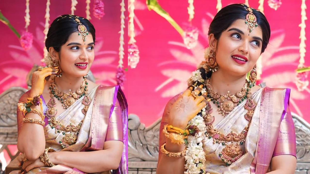 తెలుగు బిగ్ బాస్ హౌస్ లోకి వెళ్లి తన ఆట,మాటతీరుతో ఎంతో మంది మనసు దోచుకుంది. బిగ్ బాస్ నుంచి బయటకు వచ్చాక ఈ బ్యూటీ తన గ్లామర్ డోస్ పెంచిందనే చెప్పాలి. ఎప్పుడూ తన గ్లామర్ ఫొటోస్ షేర్ చేస్తూ రచ్చ చేసేది. కానీ తాజాగా వరలక్ష్మీ వ్రతం ఫొటోలు షేర్ చేసి అందరినీ ఆకట్టుకుంటుంది.