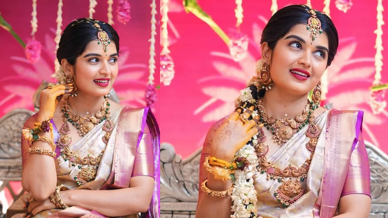 తెలుగు బిగ్ బాస్ హౌస్ లోకి వెళ్లి తన ఆట,మాటతీరుతో ఎంతో మంది మనసు దోచుకుంది. బిగ్ బాస్ నుంచి బయటకు వచ్చాక ఈ బ్యూటీ తన గ్లామర్ డోస్ పెంచిందనే చెప్పాలి. ఎప్పుడూ తన గ్లామర్ ఫొటోస్ షేర్ చేస్తూ రచ్చ చేసేది. కానీ తాజాగా వరలక్ష్మీ వ్రతం ఫొటోలు షేర్ చేసి అందరినీ ఆకట్టుకుంటుంది.
