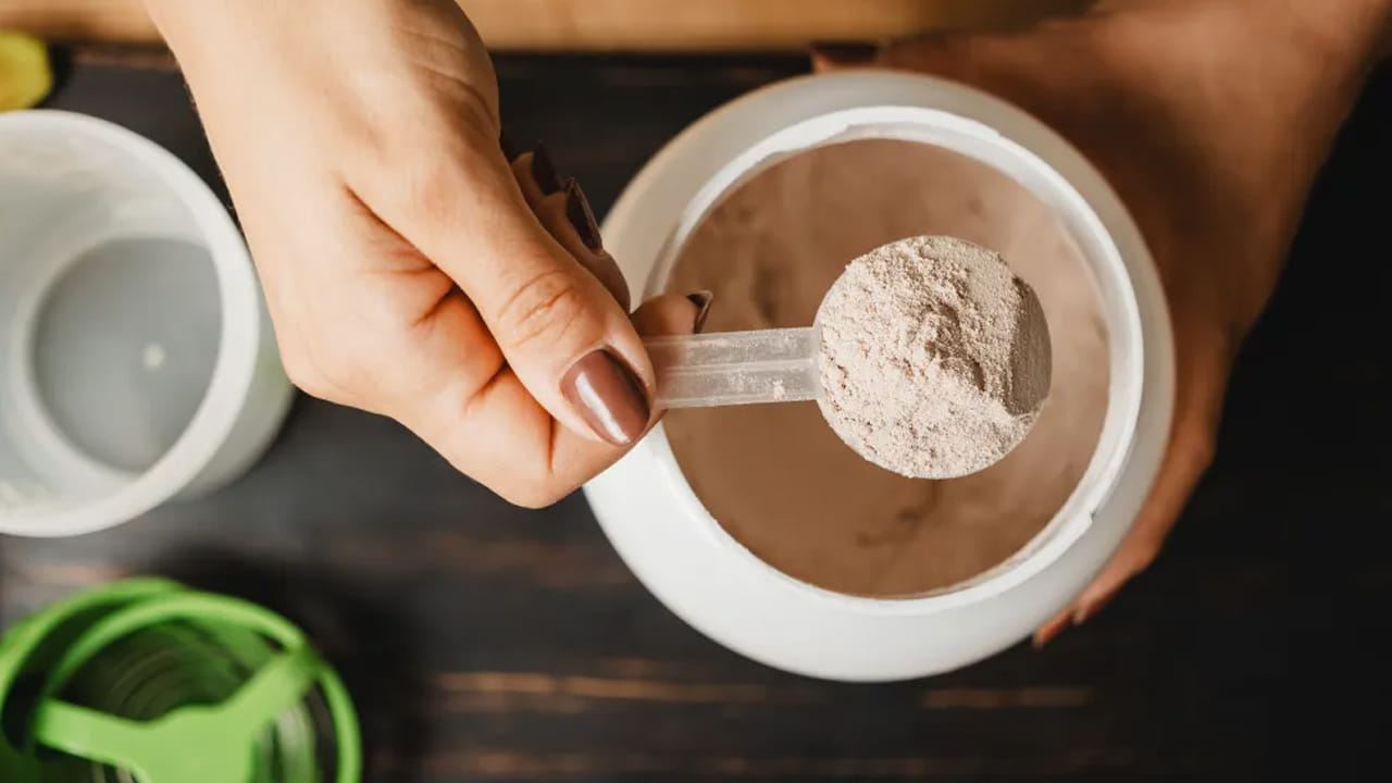 ఒక రోజులో అవసరానికి మించిన ప్రోటీన్ తీసుకోవడం కూడా మంచింది కాదు. ఎక్కువ ప్రోటీన్ తీసుకోవడం వల్ల మూత్రపిండాలపై కూడా చెడు ప్రభావం చూపుతుంది. శరీరానికి కిలోగ్రాము బరువుకు 1 గ్రాము చొప్పున ప్రోటీన్ అవసరం. ఉదాహరణకు, 60 కిలోల బరువున్న వ్యక్తికి రోజుకు 60 గ్రాముల ప్రోటీన్ మాత్రమే అవసరం అవుతుంది. మీరు వ్యాయామం చేస్తే ఈ మొత్తం కొంచెం ఎక్కువగా ఉండవచ్చు, అయినప్పటికీ మీరు రోజుకు 1-2 స్కూప్ల కంటే ఎక్కువ ప్రోటీన్ను తీసుకోకూడదు.