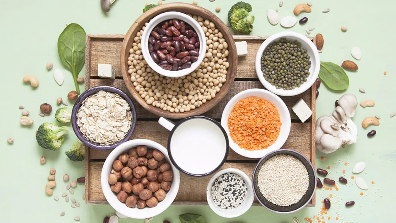 మీ ఆహారంలో ప్రోటీన్ అధికంగా ఉండే ఆహారాలను చేర్చుకోండి. పాలు, పప్పుధాన్యాలు, గుడ్లు, చేపలు, సోయా, జున్ను, డ్రై ఫ్రూట్స్ మంచి వనరులు. లక్షణాలు తీవ్రంగా ఉంటే, వైద్యుడిని సంప్రదించడం ముఖ్యం.