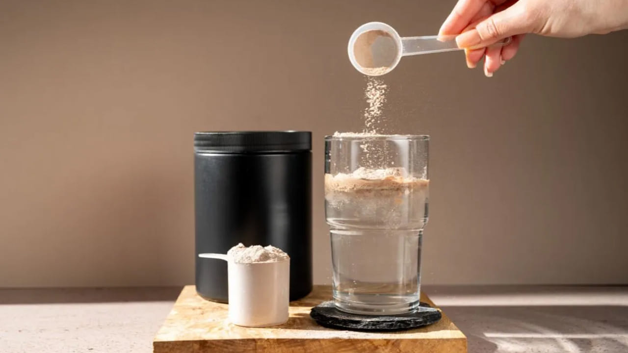 జిమ్కు వెళ్లేముందు ప్రోటిన్ను పాలతో మాత్రం అస్సలు తీసుకోకండి.. ఇలా చేస్తే మన జీర్ణక్రియ దెబ్బతినవచ్చు. కాబట్టి మీరు వ్యాయామానికి ముందు లేదా తర్వాత ప్రోటీన్ తీసుకోవాలనుకుంటే, దానిని నీటితో తీసుకోండి, తద్వారా అది త్వరగా జీర్ణమవుతుంది. కండరాలు ప్రయోజనం పొందుతాయి.
