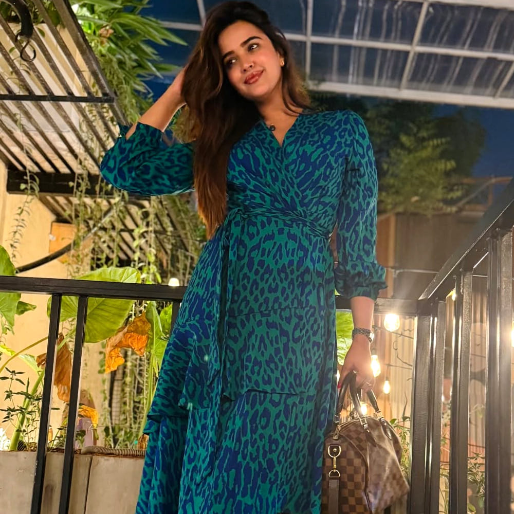  అలాగే ఓ తమిళ సినిమాలోనూ నటిస్తోందీ అందాల తార. ఇక సోషల్ మీడియాలో యాక్టివ్ గా ఉండే ఈ భామ.. తన క్రేజీ ఫొటోలతో అభిమానులను అలరిస్తుంది. గ్లామరస్ ఫొటోలతో పాటు క్యూట్ క్యూట్ ఫోటోలను కూడా పంచుకుంది పూజిత. ఈ చిన్నదాని ఫోటోలకు కుర్రాళ్ళు ఫిదా అవుతున్నారు. 