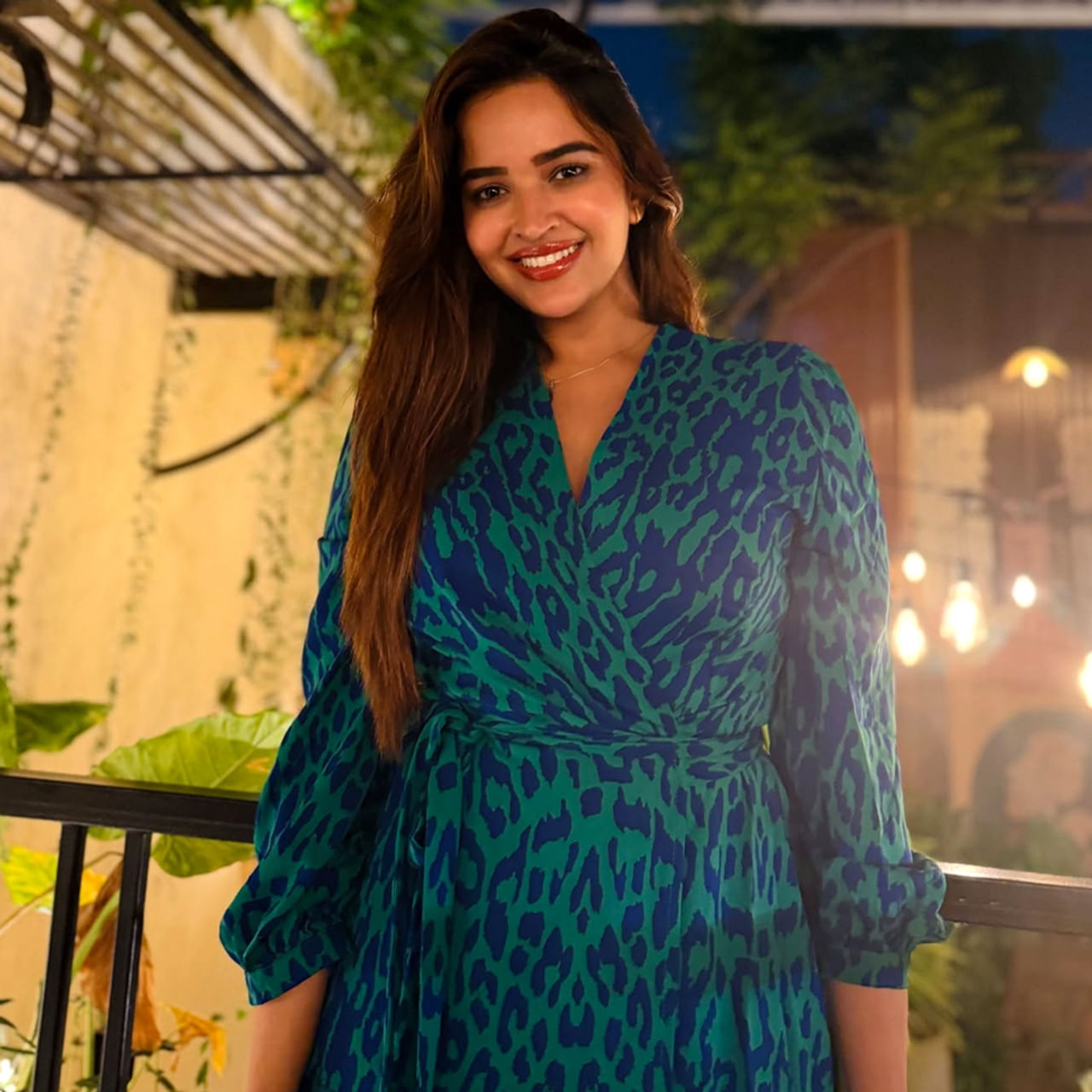 2016లో నాగార్జున ఊపిరి సినిమాతో కెరీర్ ప్రారంభించింది పూజిత పొన్నాడ. ఆ తర్వాత నాగార్జున ప్రేమమ్ సినిమాలో కాలేజ్ స్టూడెంట్ గా కనిపించింది. ఈ సినిమాతో ఈ చిన్నది పెద్దగా గుర్తింపు తెచ్చుకోలేదు. కానీ చుసిన వారందరూ ఈ బ్యూటీ బాగుందని పొగిడేశారు. 