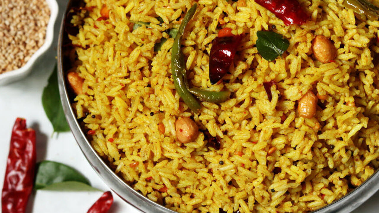 పులిహోర: వేడినీళ్లలో చింతపండు వేసి కొంతసేపు నానబెట్టి బాగా పిండి రసాన్ని తీసుకోవాలి. తర్వాత స్టవ్ ఆన్ చేసి బౌల్ పెట్టుకొని అందులో చింతపండు రసం వేసుకోవాలి. అందులో కరివేపాకులు, పావు స్పూను ధనియాల పొడి, రుచికి సరిపడా ఉప్పు, చిటికెడు పసుపు వేసి బాగా కలిపి 5 నిమిషాల ఉడికించి స్టవ్ ఆఫ్ చేయాలి. మరో పక్క పెద్ద గిన్నెలో వండిన అన్నాన్ని తీసుకుని పసుపు, ఒక స్పూను నూనె వేసి పొడిగా పొడిగా వచ్చేలా కలుపుకోవాలి. ఇప్పుడు స్టవ్ మీద కళాయి పెట్టి నూనె వేసి అందులో శెనగపప్పు, పల్లీలు, మిననప్పు వేసి వేయించాలి. తరువాత ఆవాలు, కరివేపాకులు, పచ్చిమిర్చి, ఎండు మిర్చి, చిటికెడు ఇంగువ వేసి వేయించాలి. ఇప్పుడు అన్నంలో ముందుగా ఉడికించిన చింతపండు ఇగురు వేసి ఓసారి కలుపుకోండి. తరువాత కళాయిలోని తాళింపును కూడా వేసి కలుపుకోండి. అంతే టేస్టీ పులిహోర రెడీ అయినట్టే.