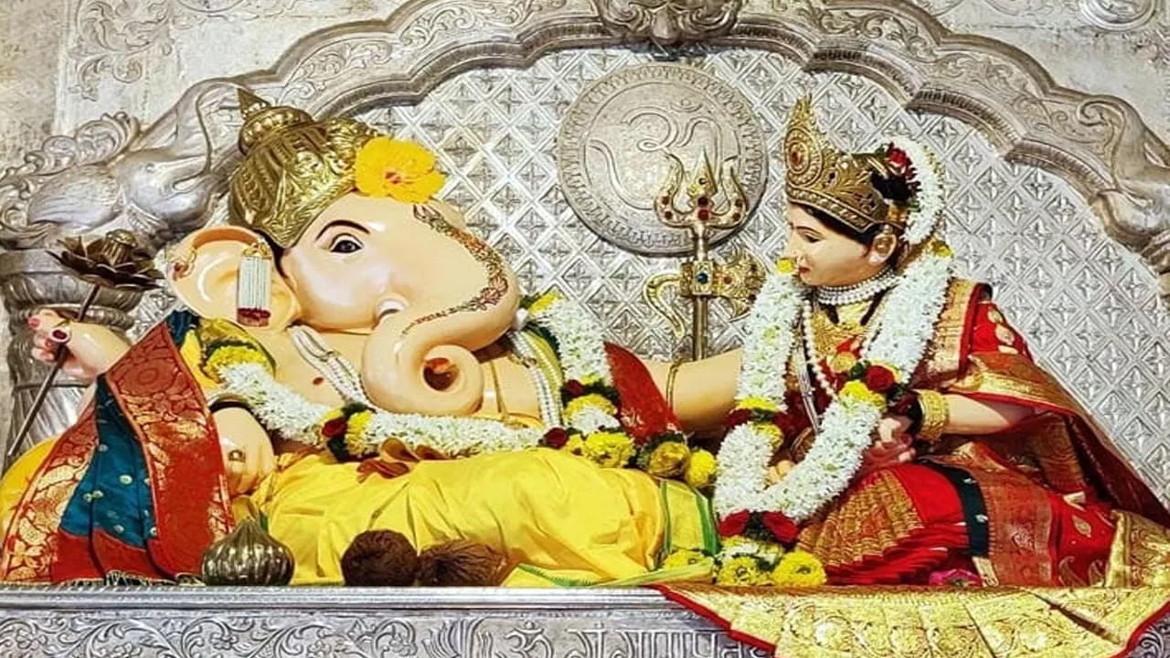 మండై గణపతి ఆలయం మహారాష్ట్రలోని పూణేలోని అతి పెద్ద గణపతి ఆలయం. ఇక్కడ గణపతి ఆలయాన్ని అఖిల గణపతి మండలం అంటారు. దేశ విదేశాల నుండి ఇక్కడ స్వామివారిని దర్శించుకునేందుకు దేశ, విదేశాల నుంచి భారీ సంఖ్యలో భక్తులు వస్తారు.   